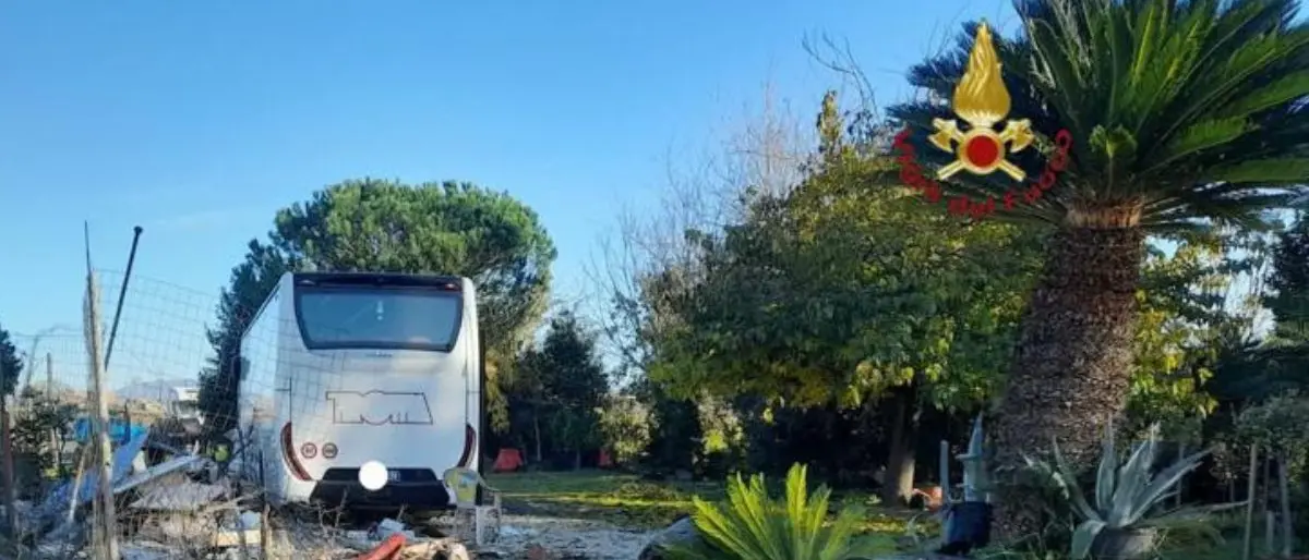 Roma, bus con 41 bimbi a bordo esce di strada: 3 sono rimasti feriti