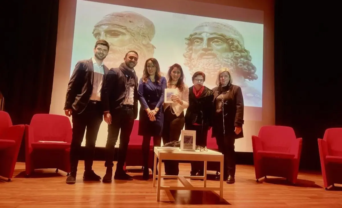 Presentato ad Aiello Calabro il libro sui Bronzi di Riace “Bagliori di eternità”