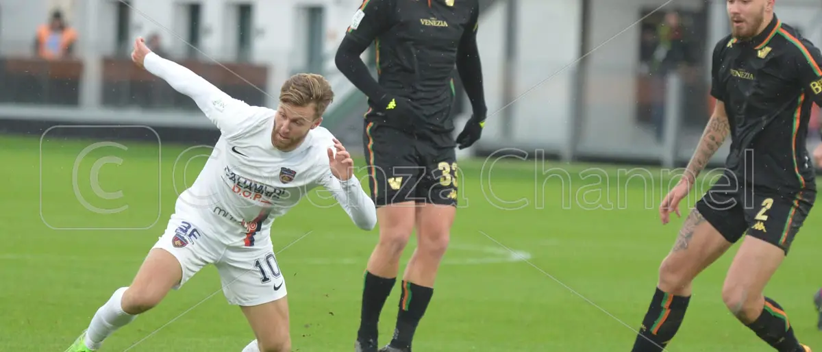 Cosenza, l'equilibrio della Serie B non è un alleato. Da bandire i facili pensieri