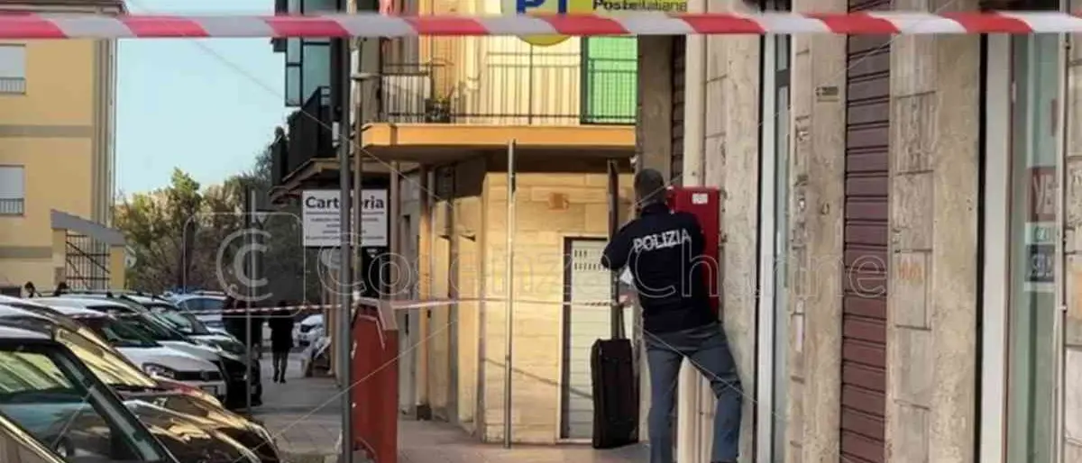 Corigliano-Rossano, sospetto pacco bomba davanti all'ufficio postale: ma è un falso allarme | VIDEO