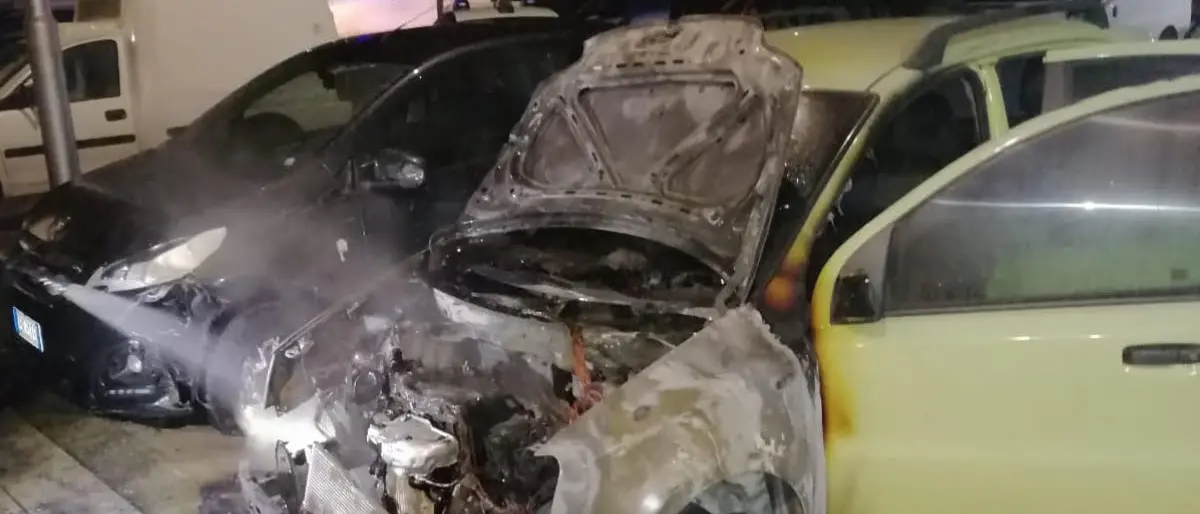 Corigliano Rossano, ancora una notte di fuoco: bruciata un'altra auto