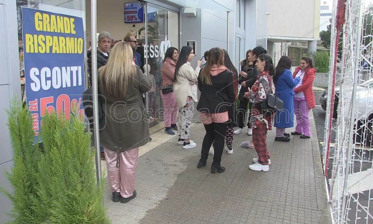 Cosenza, in pigiama in negozio per buono acquisto. In fila anche una donna all'ottavo mese di gravidanza
