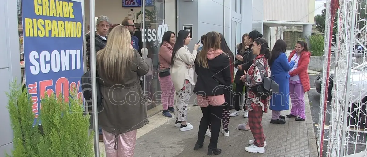 Cosenza, in pigiama in negozio per buono acquisto. In fila anche una donna all'ottavo mese di gravidanza