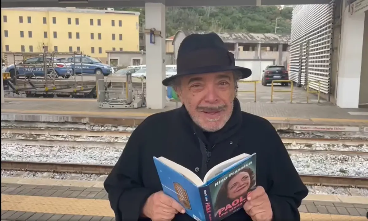 Nino Frassica legge \"Paola\" a Paola: «Se avete comprato il libro dovete venire qua» | VIDEO