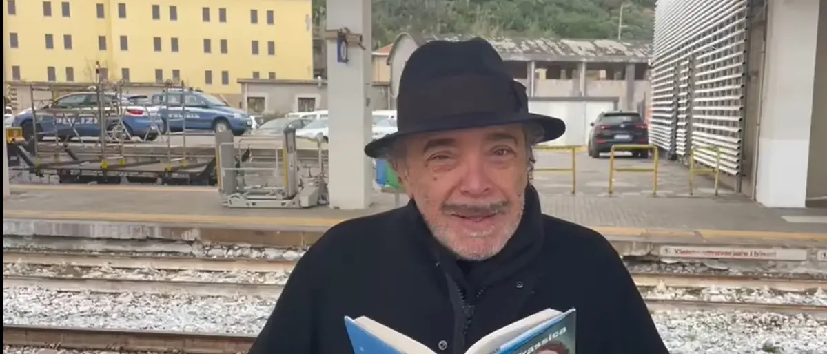 Nino Frassica legge \"Paola\" a Paola: «Se avete comprato il libro dovete venire qua» | VIDEO