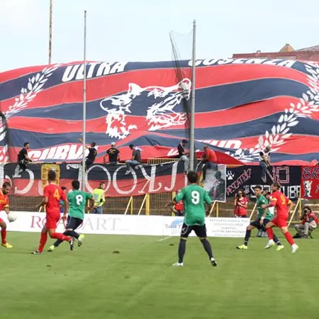 Curva Est rossoblù. A Cosenza già 265 tagliandi staccati per il derby