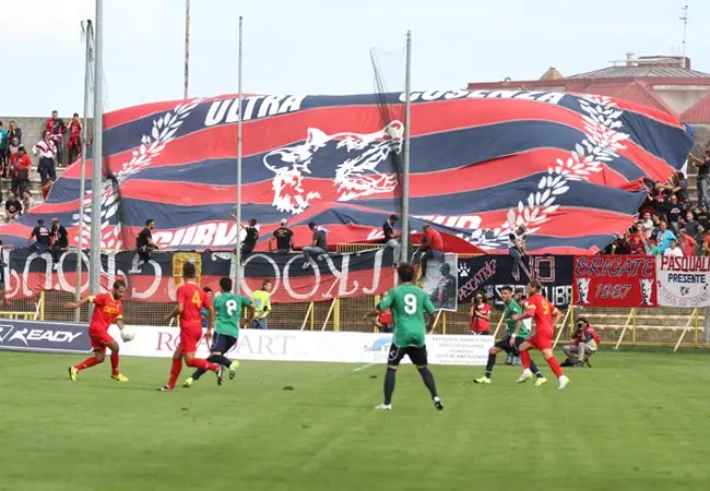 Curva Est rossoblù. A Cosenza già 265 tagliandi staccati per il derby