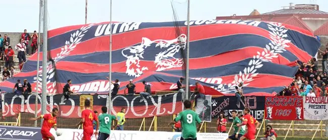 Curva Est rossoblù. A Cosenza già 265 tagliandi staccati per il derby