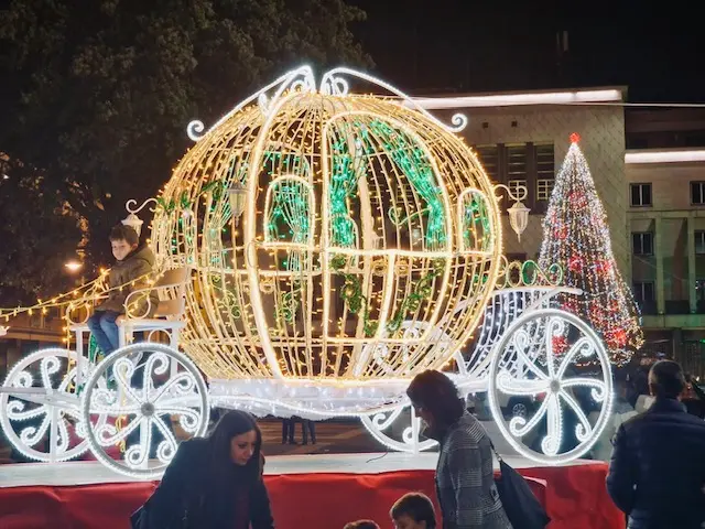 Adesso è Natale! Cosenza accende le luminarie lungo il corso e si prepara alla festa | FOTO