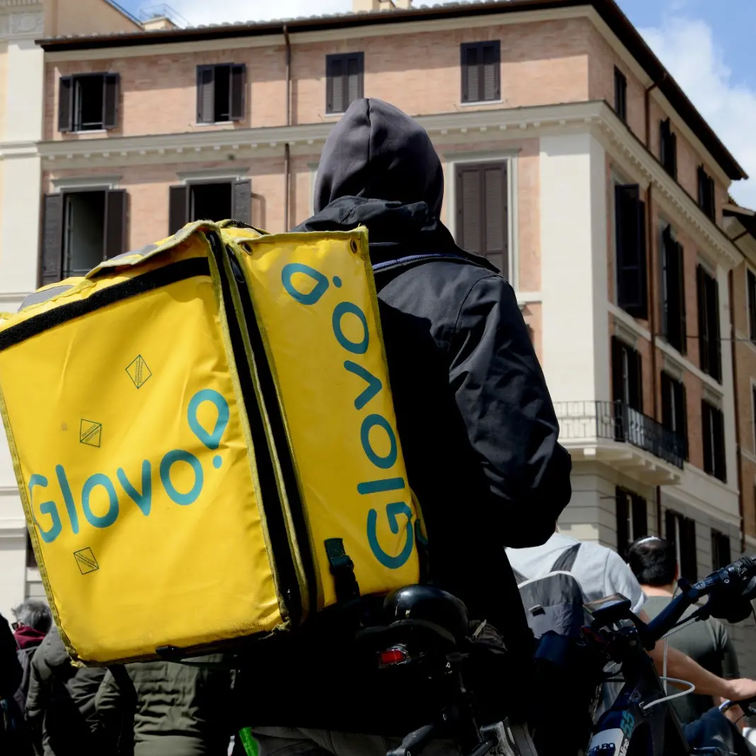 Il bonus caldo di Glovo finisce nel mirino: pochi centesimi per chi consegna sotto il sole rovente\n