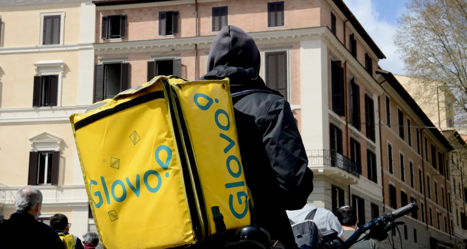 Il bonus caldo di Glovo finisce nel mirino: pochi centesimi per chi consegna sotto il sole rovente