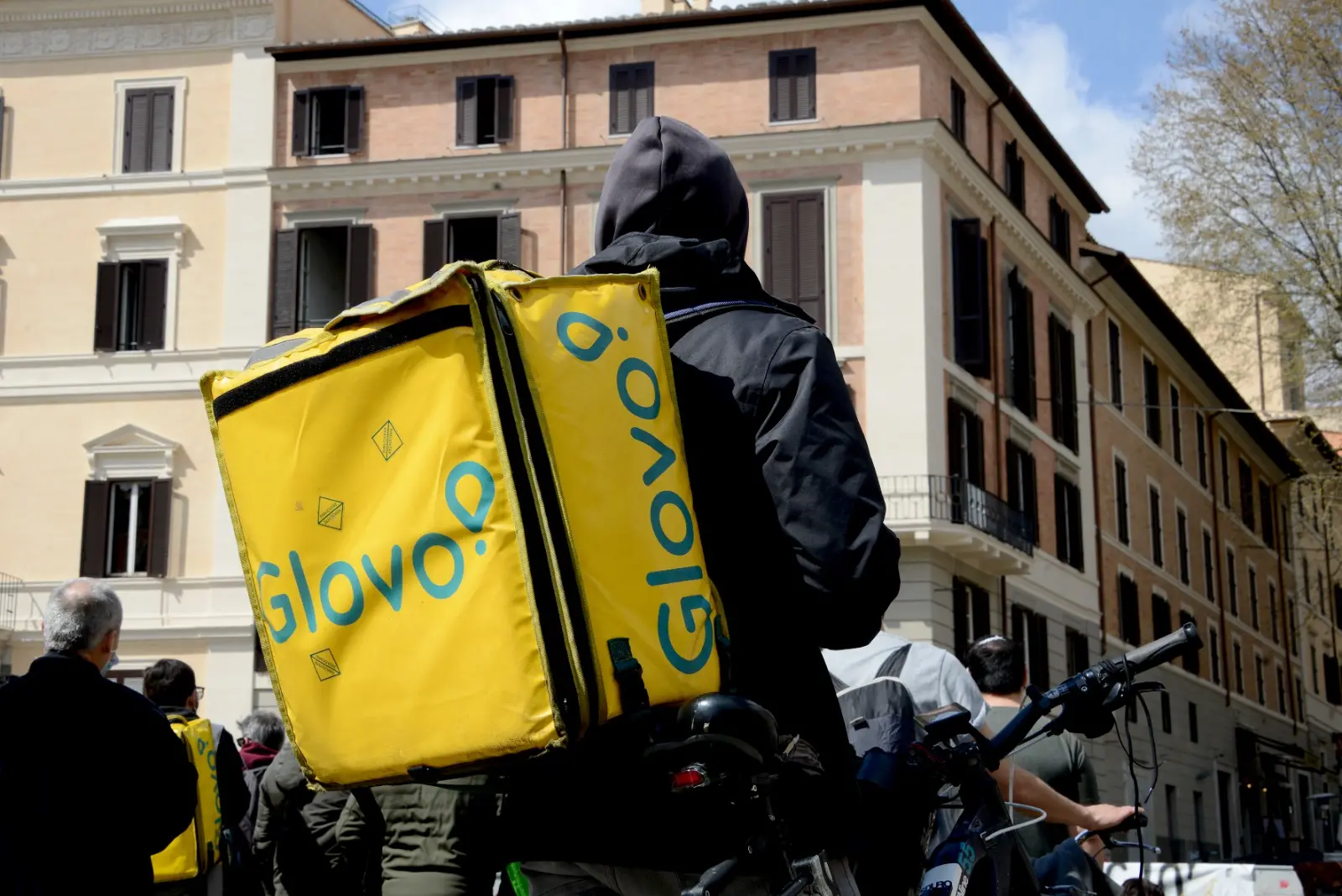 Il bonus caldo di Glovo finisce nel mirino: pochi centesimi per chi consegna sotto il sole rovente\n
