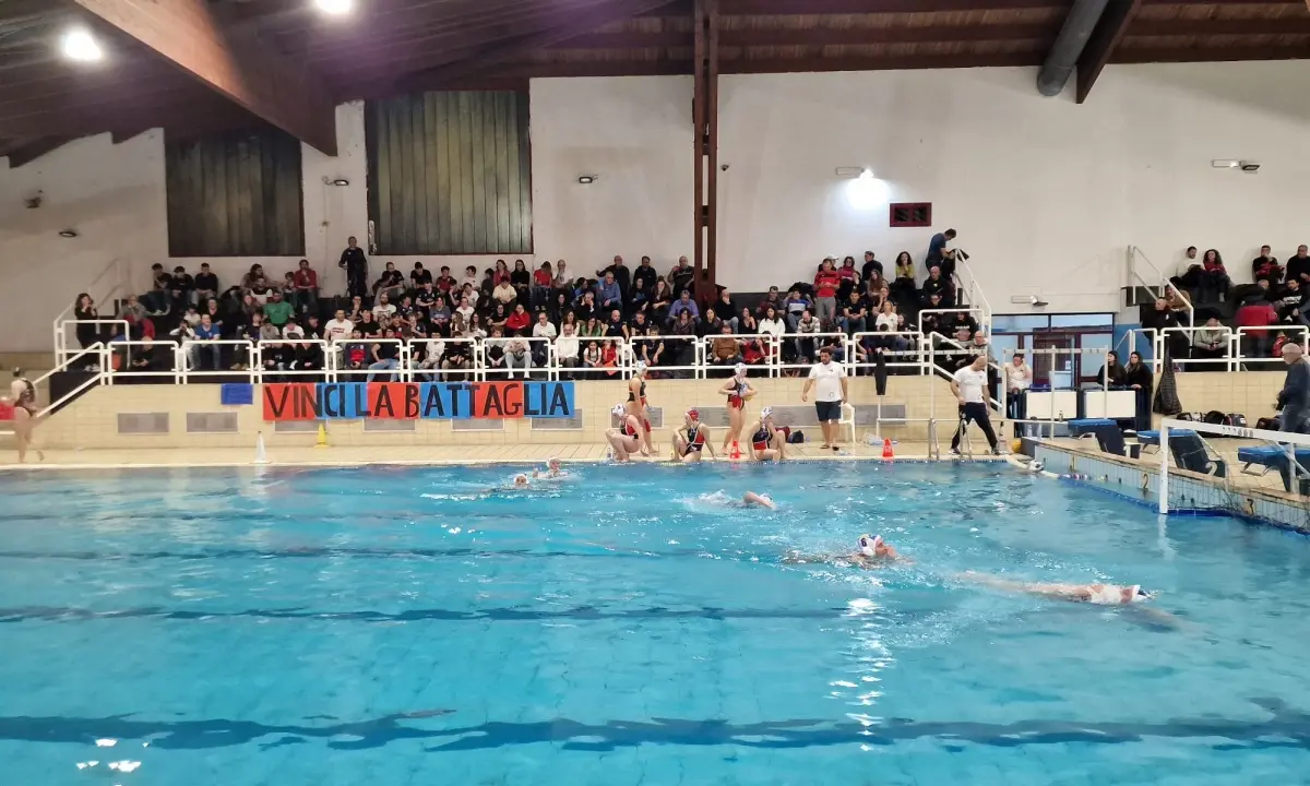 Pallanuoto serieA2 femminile, Cosenza capolista del girone Sud: 10-7 contro Napoli Lions