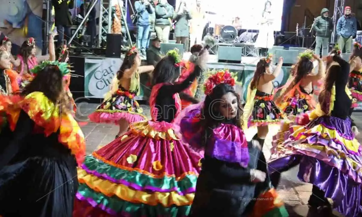 Sfilate, balli in maschera e tanto divertimento: il Carnevale di Castrovillari è (sempre) un successo | VIDEO