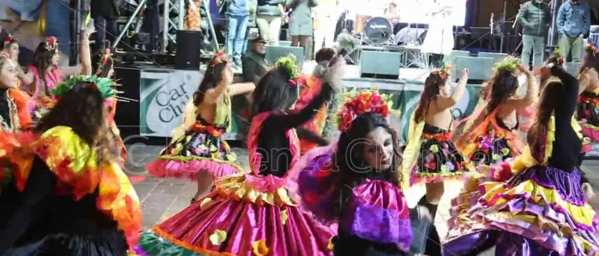 Sfilate, balli in maschera e tanto divertimento: il Carnevale di Castrovillari è (sempre) un successo | VIDEO