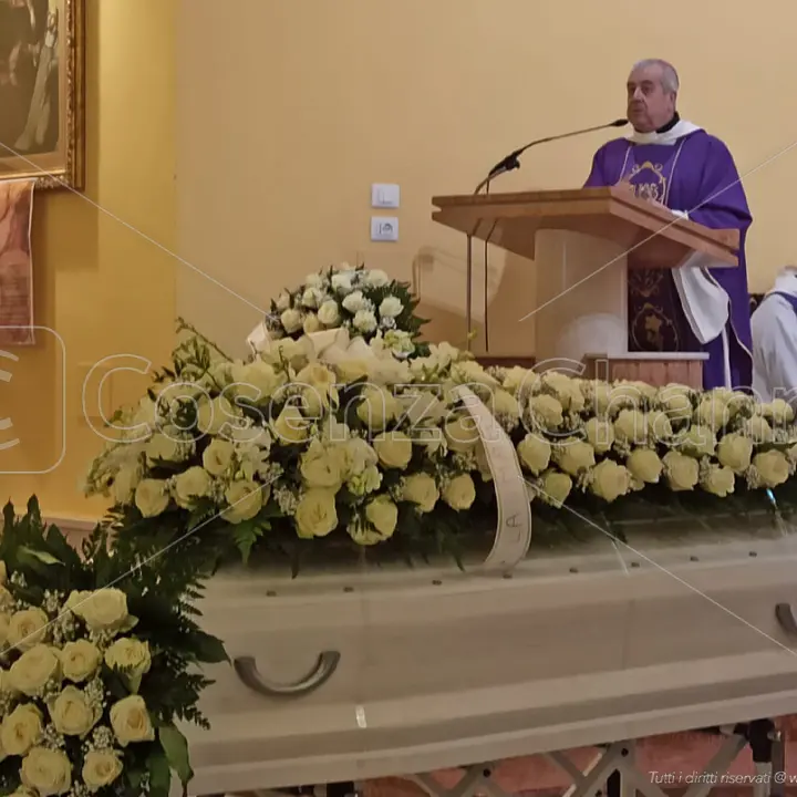 Acri, commozione e lacrime al funerale di Angelo. Il Vescovo: «E' il momento del silenzio»