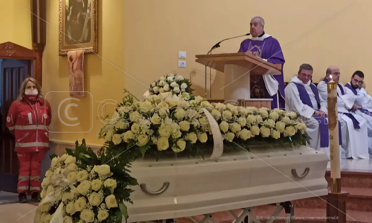 Acri, commozione e lacrime al funerale di Angelo. Il Vescovo: «E' il momento del silenzio»
