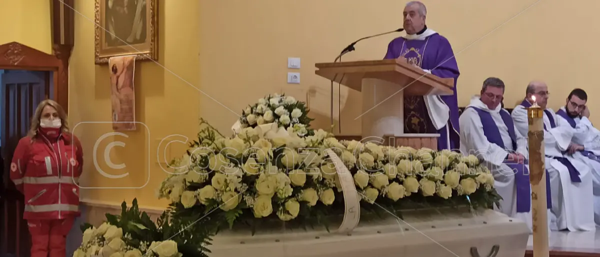 Acri, commozione e lacrime al funerale di Angelo. Il Vescovo: «E' il momento del silenzio»