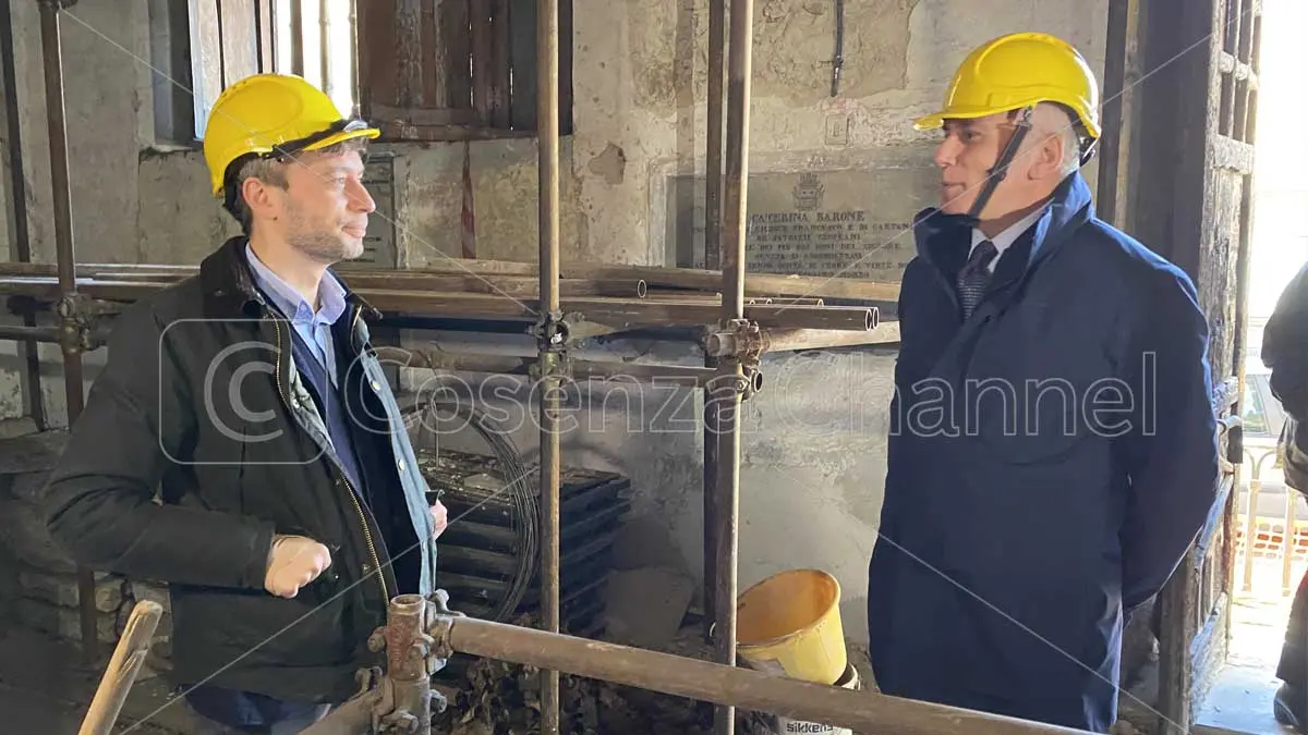 Elmetto o caschetto? Il sindaco Caruso e il capogruppo Pd si confronteranno nella riunione di maggioranza