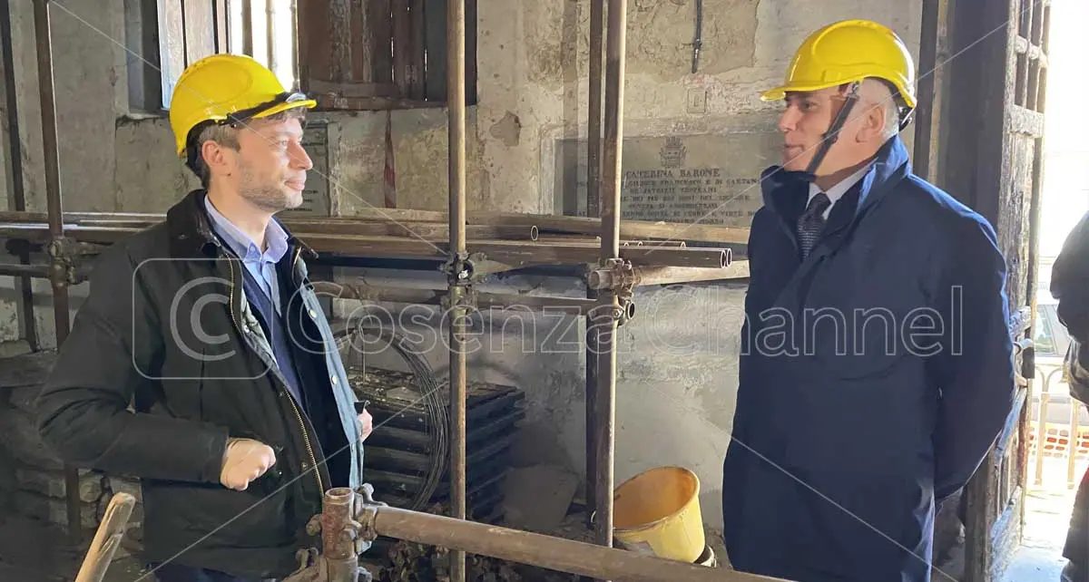 Il Pd di Cosenza chiederà il rimpasto di giunta e Caruso minaccia le dimissioni: il retroscena\n\n\n