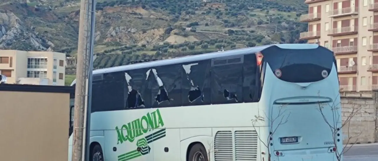 Cassano-Amantea finisce a sassate contro il bus ospite. Il sindaco stigmatizza