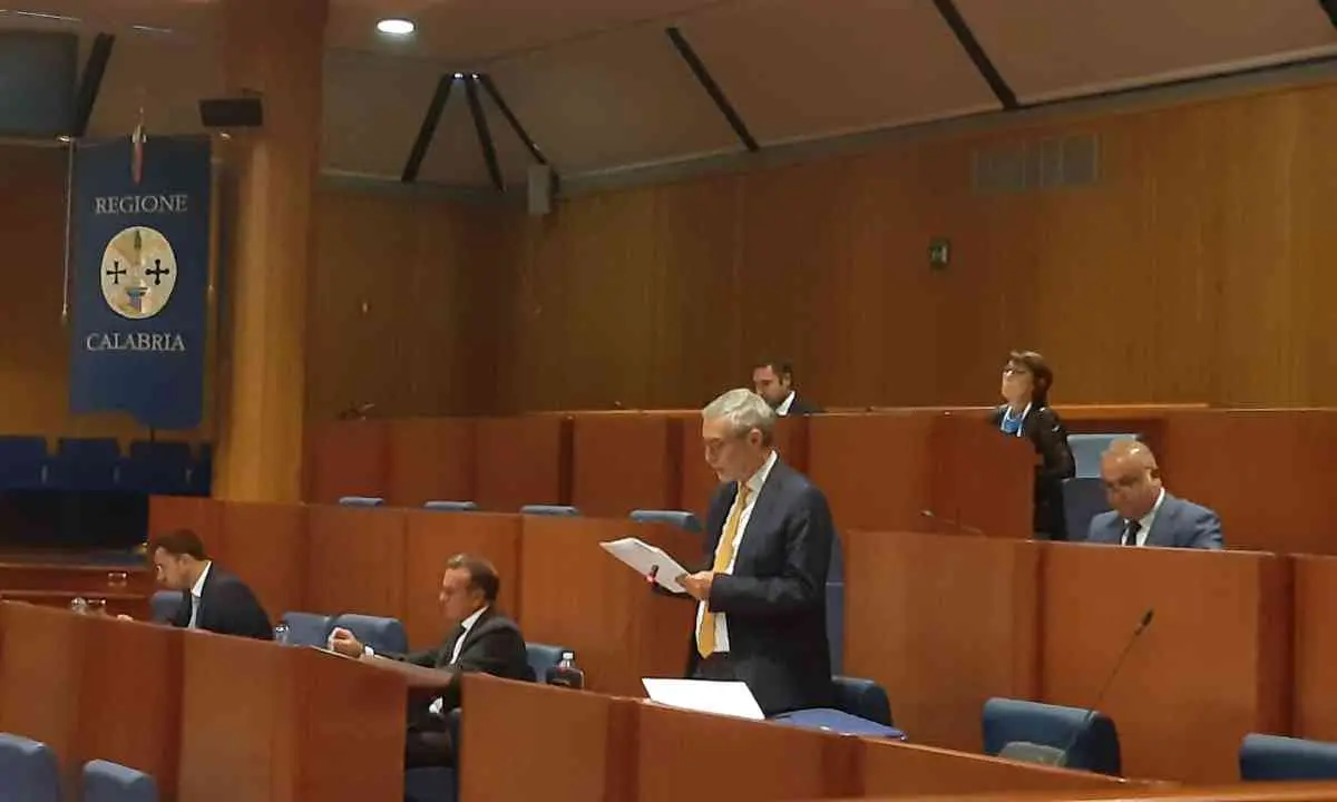 Campi elettromagnetici, Laghi presenta in Consiglio regionale una proposta per la regolamentazione