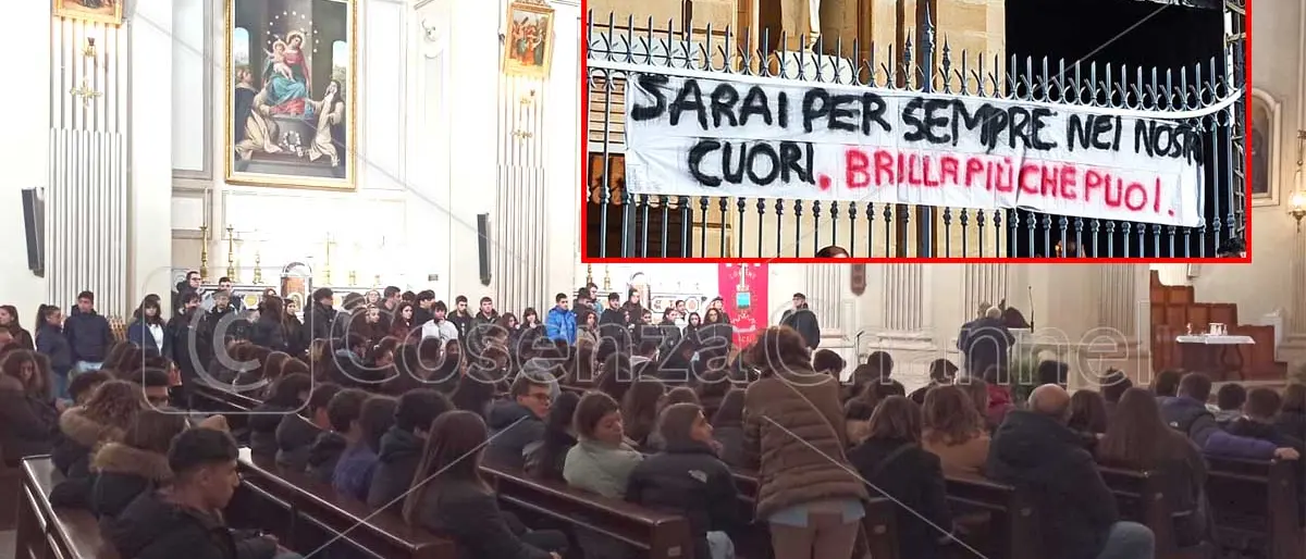 Acri piange Angelo Viteritti. Folla alla messa per il giovane caduto dal carro di Carnevale