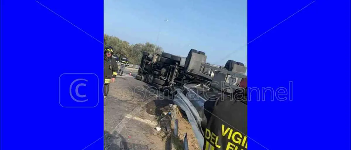 Ss 106, autocisterna si ribalta tra Rossano e Crosia: non ci sono feriti