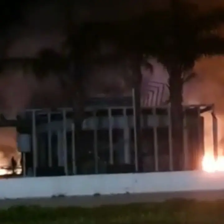 Schiavonea, incendio doloso di uno stabilimento balneare