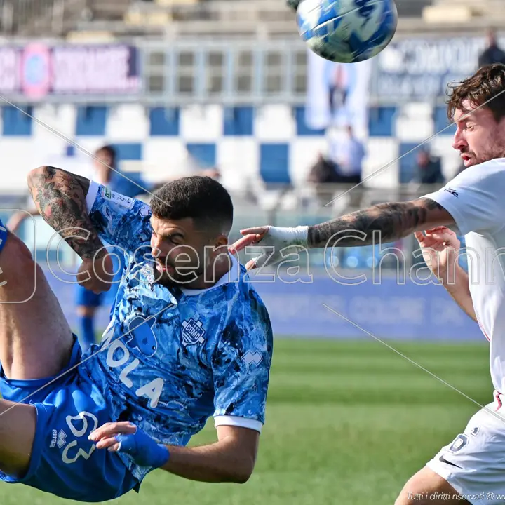 Cosenza, che imbarcata a Como. E Guarascio lascia prima lo stadio (5-1)