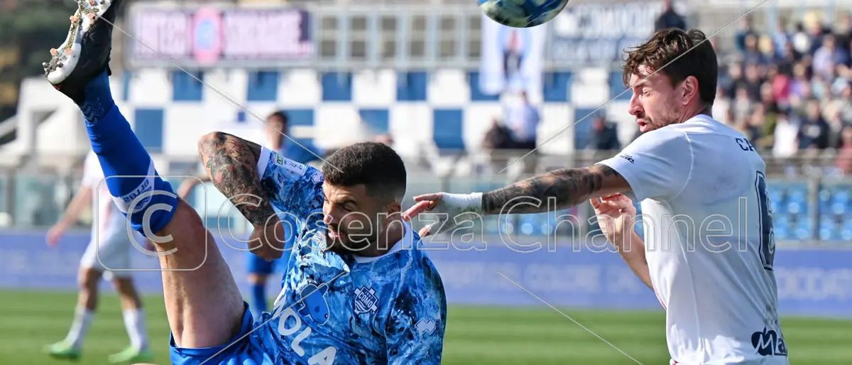 Cosenza, che imbarcata a Como. E Guarascio lascia prima lo stadio (5-1)