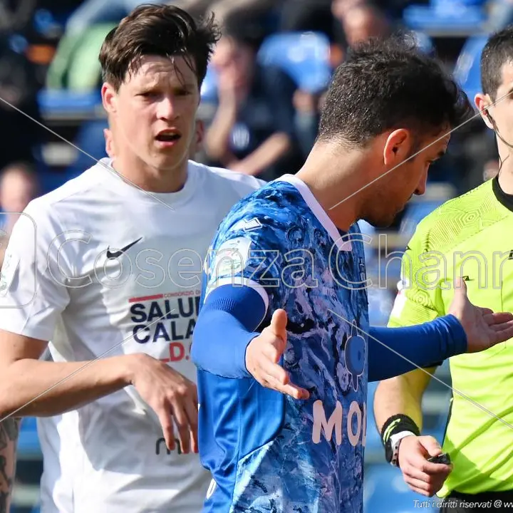 Como-Cosenza, pagelle: naufragano in tanti, Delic ectoplasmatico