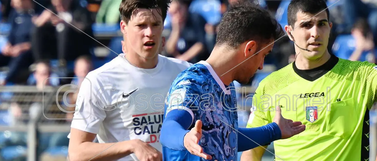 Como-Cosenza, pagelle: naufragano in tanti, Delic ectoplasmatico