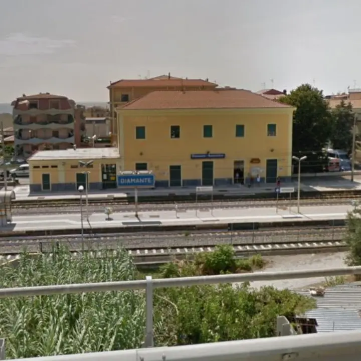 Diamante, masso contro un treno in transito: si cercano i responsabili. Magorno: «Ferma condanna»