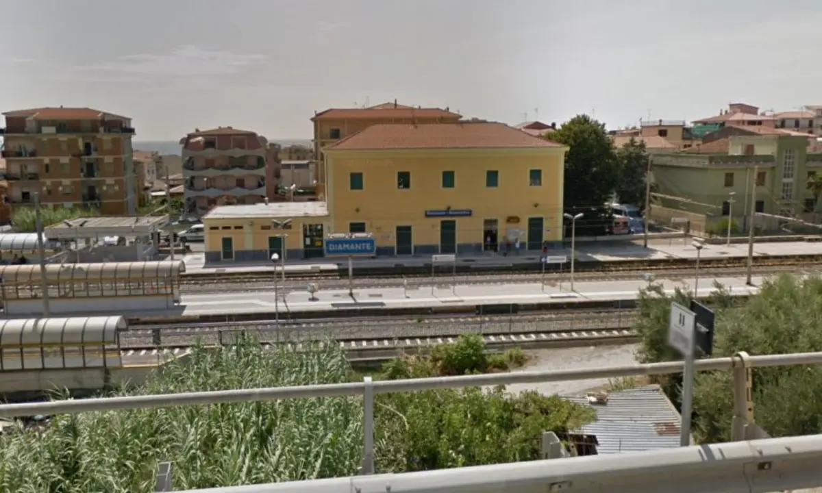 Diamante, masso contro un treno in transito: si cercano i responsabili. Magorno: «Ferma condanna»