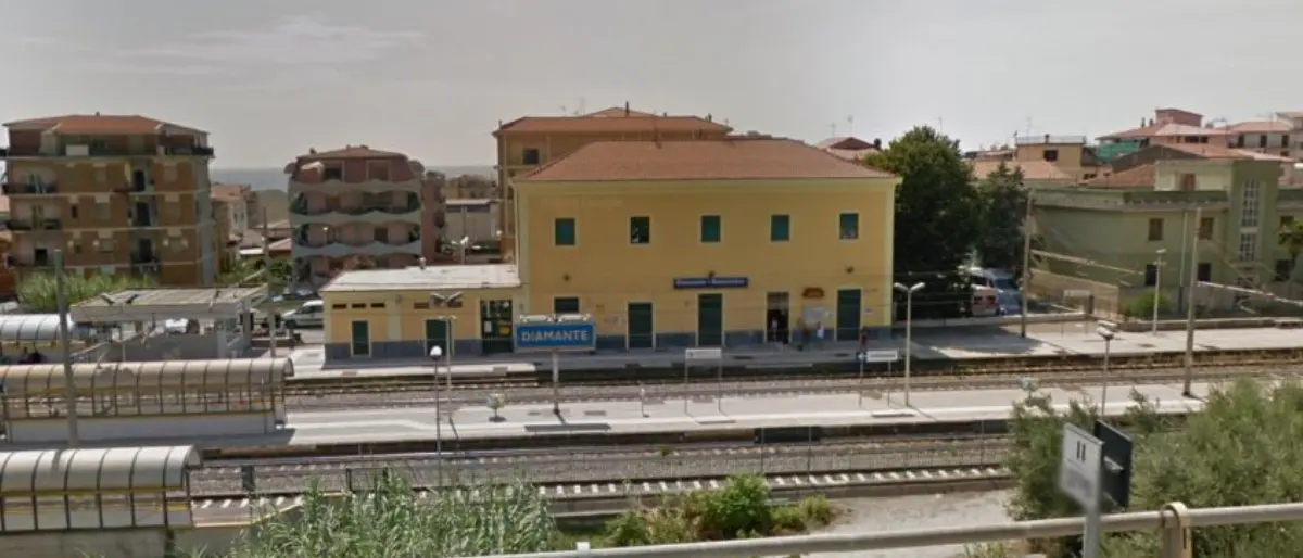 Diamante, masso contro un treno in transito: si cercano i responsabili. Magorno: «Ferma condanna»