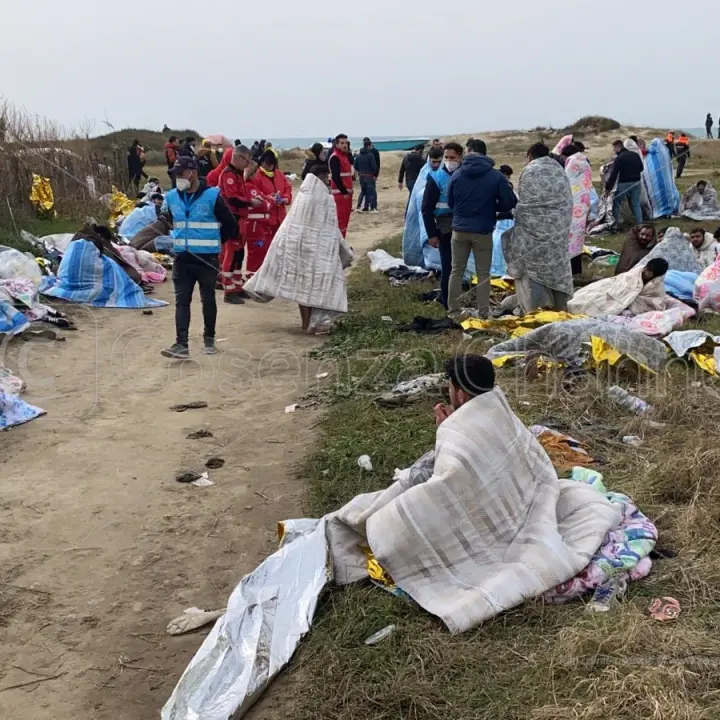 Tragedia nel Crotonese, 62 migranti morti in mare. La procura apre un'inchiesta | VIDEO E FOTO - LIVE
