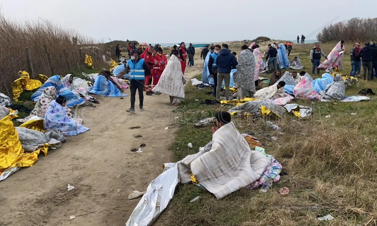 Tragedia nel Crotonese, 62 migranti morti in mare. La procura apre un'inchiesta | VIDEO E FOTO - LIVE
