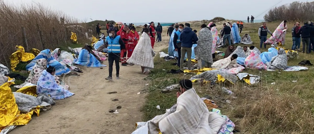 Tragedia nel Crotonese, 62 migranti morti in mare. La procura apre un'inchiesta | VIDEO E FOTO - LIVE