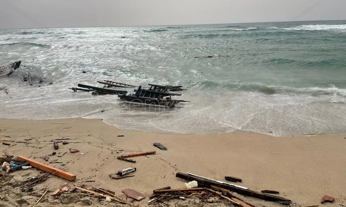 Migranti morti a Cutro, la Capitaneria precisa: «Il mare era forza 4, le motovedette navigano anche con forza 8»