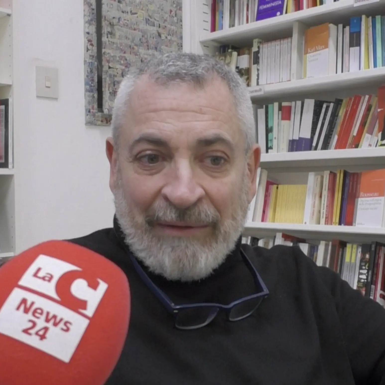 Cosenza applaude Angelo Adamo, l'astrofisico-artista che disegna l'Universo | VIDEO