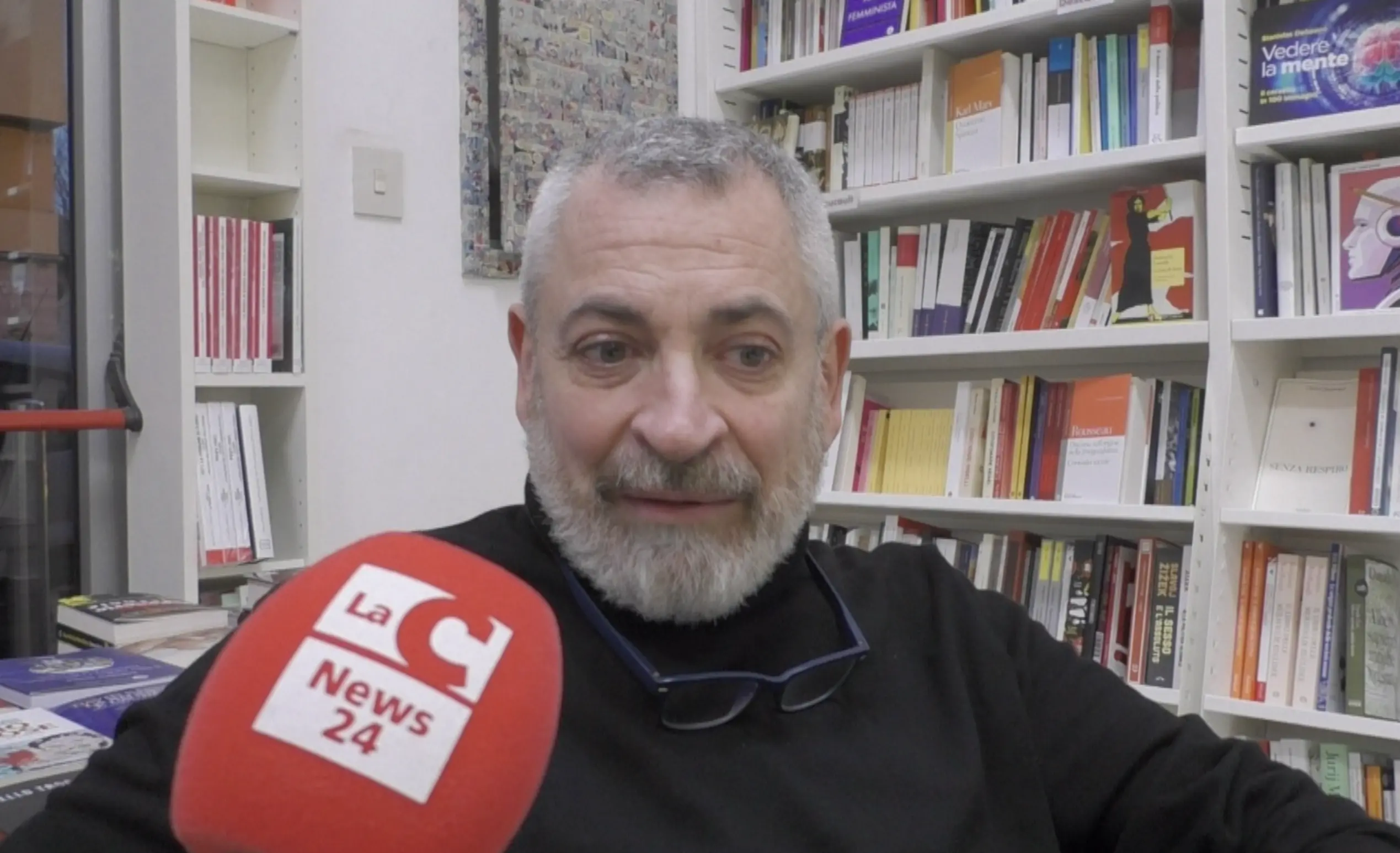 Cosenza applaude Angelo Adamo, l'astrofisico-artista che disegna l'Universo | VIDEO
