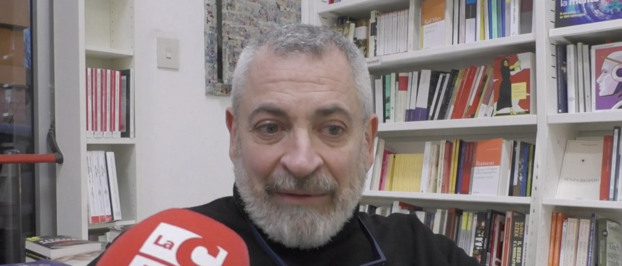 Cosenza applaude Angelo Adamo, l'astrofisico-artista che disegna l'Universo | VIDEO