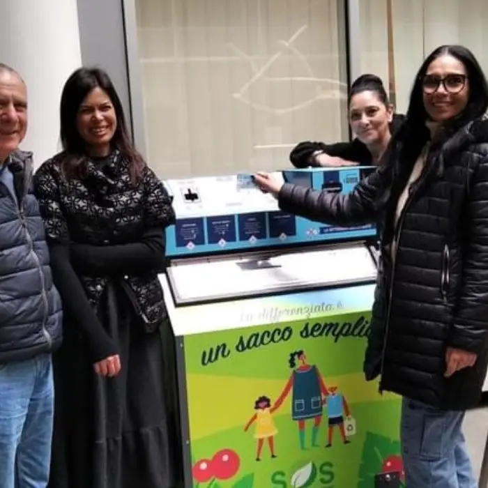 Rende, attiva in municipio il distributore dei sacchetti per la differenziata