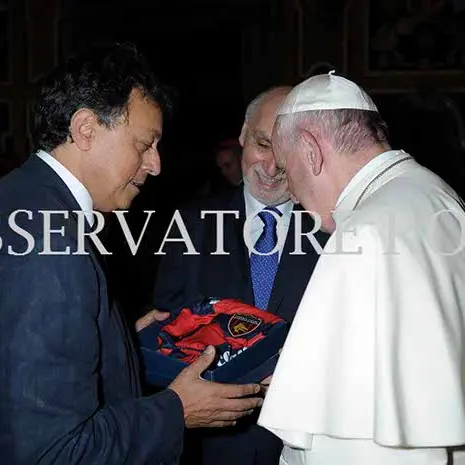 La maglia del Cosenza benedetta da Papa Francesco