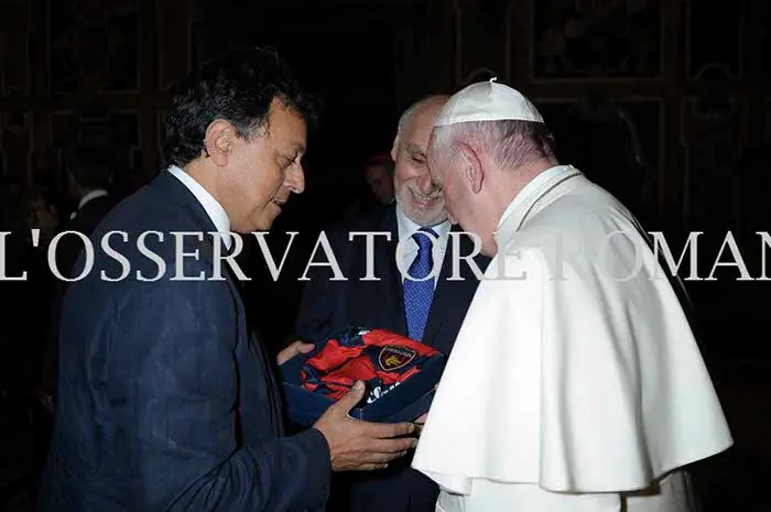 La maglia del Cosenza benedetta da Papa Francesco