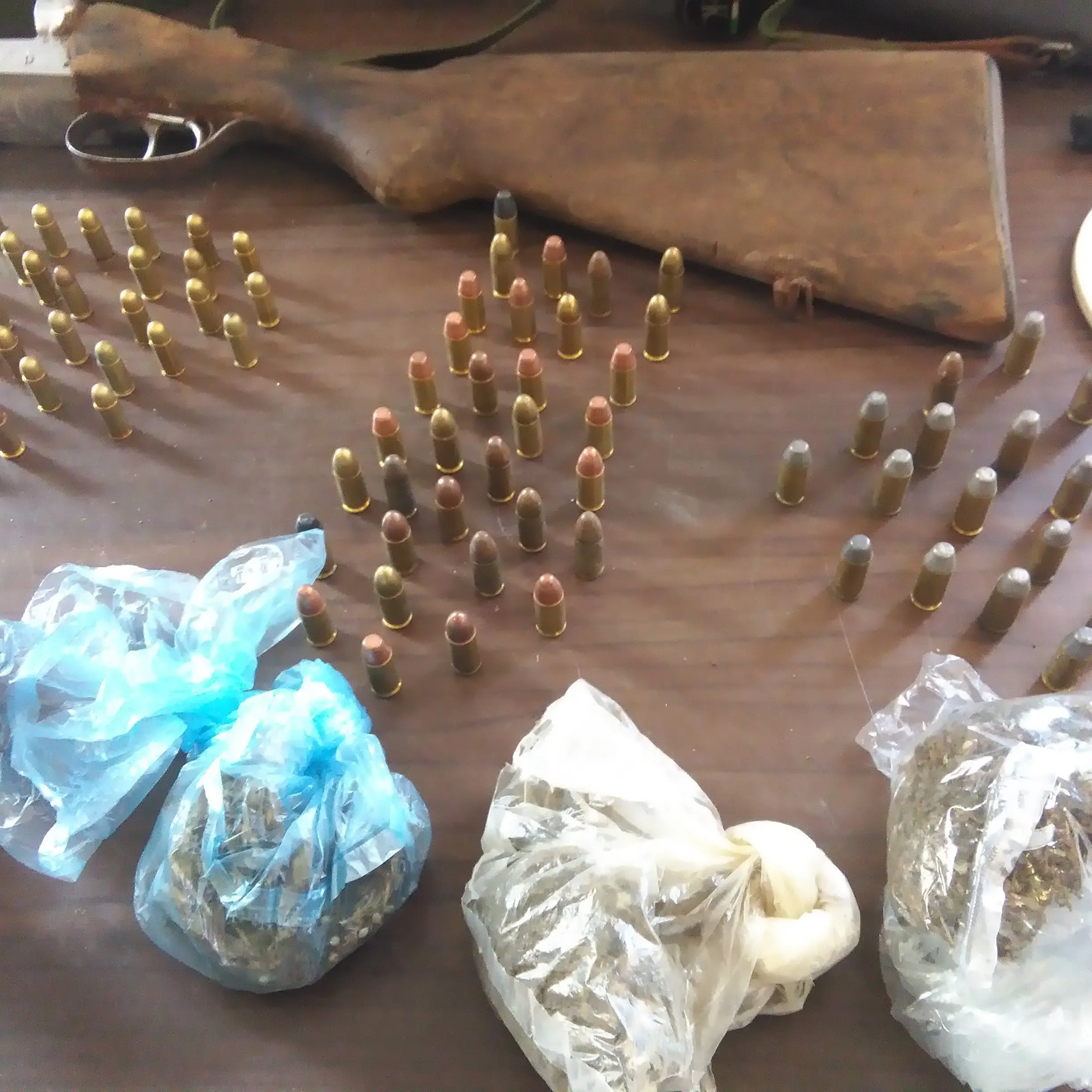 La Finanza scopre un arsenale di armi a Paola