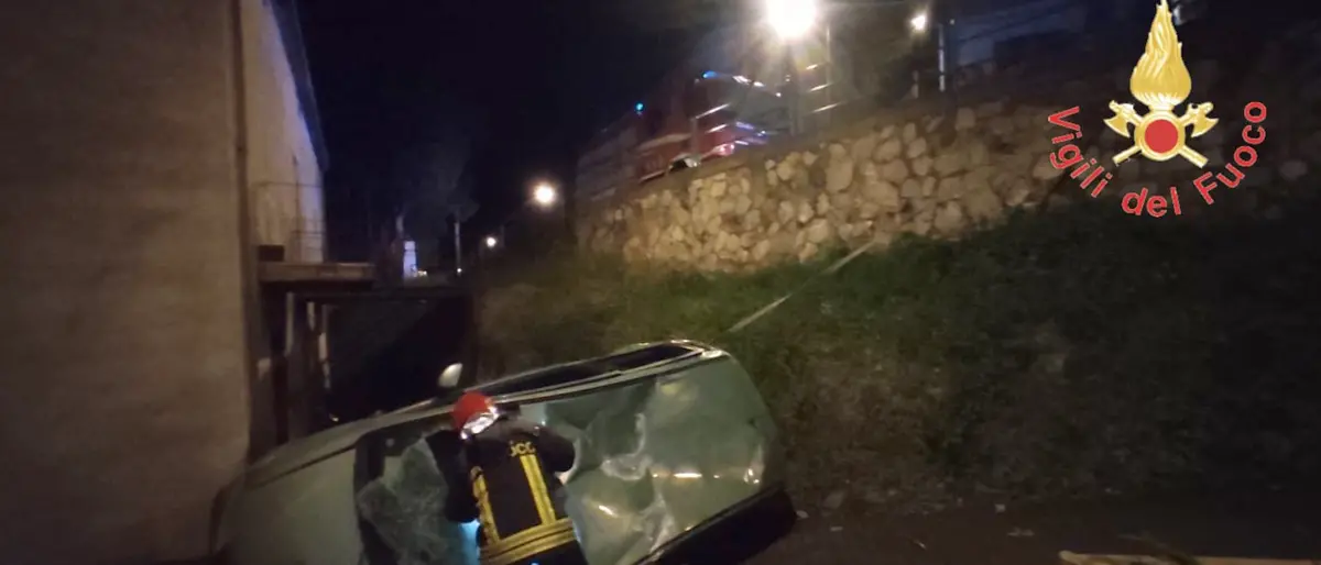 Santa Maria del Cedro, uomo intrappolato tra le lamiere dopo un volo di 4 metri: è vivo