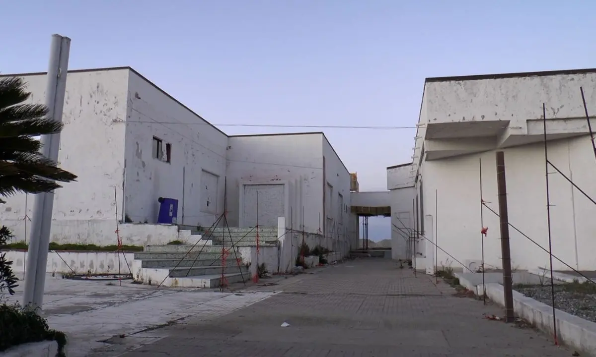 Corigliano Rossano, il Comune invia le ruspe sul lungomare | VIDEO