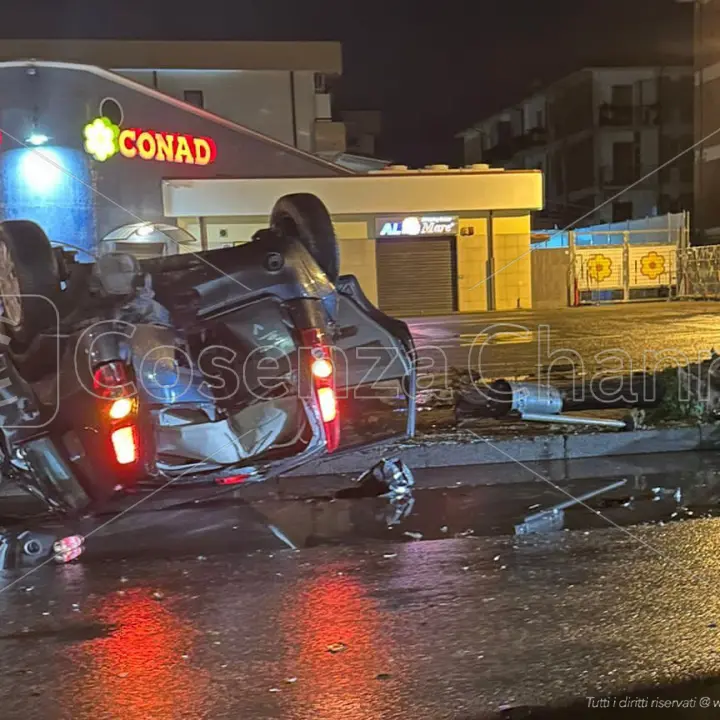 Corigliano Rossano, rocambolesco incidente a Schiavonea: conducente illeso